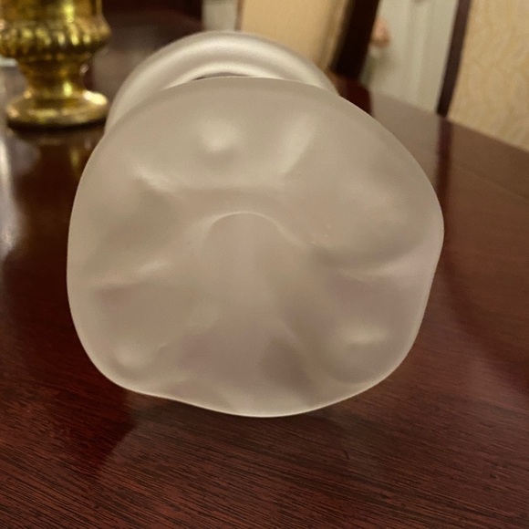 Elegant Handblown Frosted Art Glass Trumpet Bud Vase w/Spiral Stem for Footing. - Picture 6 of 8